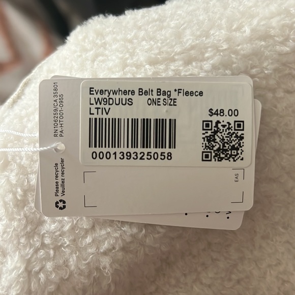 Lululemon Everywhere Fleece Belt Bag
Light Ivory. Release Date: 11/2021 - Picture 4 of 4